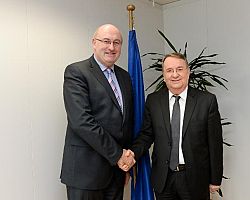 Δυναμική παρέμβαση του Υπουργού Αγροτικής Ανάπτυξης & Τροφίμων Γ. Καρασμάνη στο νέο Επίτροπο Γεωργίας Phil Hogan για τις αποζημιώσεις των ροδακινοπαραγών