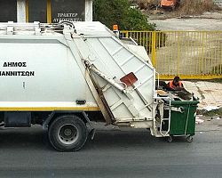 Κι εμείς είμαστε οι φιλότιμοι που πετάμε τα μπουκάλια και τα κουτάκια μας, στους κάδους ανακύκλωσης!!!