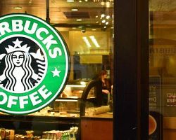 Εκανε μήνυση στα Starbucks γιατί βάζουν πολύ… πάγο! Ζητά 5 εκατ.$