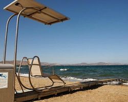 Eμπόδισαν τη δωρεάν εγκατάσταση στην παραλία της Νέας Μάκρης συστήματος που επιτρέπει σε άτομα με αναπηρία να έχουν πρόσβαση.