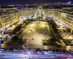 Η «νύμφη» του Θερμαϊκού φωτογραφήθηκε νύχτα.