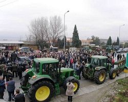 Παράσταση διαμαρτυρίας κατά την επίσκεψη Σκανδαλίδη στη Σκύδρα