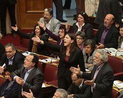 Με ουρλιαχτά, αποχωρήσεις και άφθονο σόου μειώθηκαν οι τιμές στα φάρμακα