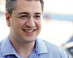 Α. ΤΖΙΤΖΙΚΩΣΤΑΣ: «Η ΚΥΒΕΡΝΗΣΗ ΖΗΛΕΨΕ ΚΑΙ ΑΝΤΙΓΡΑΦΕΙ ΤΙΣ ΠΡΑΚΤΙΚΕΣ ΕΡΝΤΟΓΑΝ ΕΠΙΧΕΙΡΩΝΤΑΣ ΝΑ ΕΠΙΒΑΛΕΙ ΤΟΥΣ ΔΙΚΟΥΣ ΤΗΣ ΔΗΜΑΡΧΟΥΣ ΚΑΙ ΠΕΡΙΦΕΡΕΙΑΡΧΕΣ»