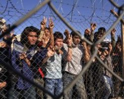 Εγκλωβίζουν τους πρόσφυγες στο Αιγαίο: «Η μεταφορά τους από την Ελλάδα σε χώρες της ΕΕ δεν αφορά τα νησιά»