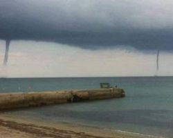Χαλκιδική: Εντυπωσιακοί υδροστρόβιλοι σχηματίστηκαν ανοιχτά της Φούρκας