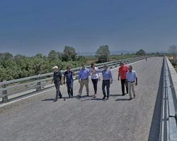 ΤΑ ΕΡΓΑ ΣΤΗ ΓΕΦΥΡΑ ΑΞΙΟΥ ΠΟΥ ΣΥΝΔΕΕΙ ΒΡΑΧΙΑ ΚΑΙ ΑΝΑΤΟΛΙΚΟ ΕΠΙΘΕΩΡΗΣΕ Ο ΠΕΡΙΦΕΡΕΙΑΡΧΗΣ Κ. Μ.  ΑΠ. ΤΖΙΤΖΙΚΩΣΤΑΣ (EIKONES)