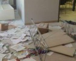 Δεν γλίτωσε ούτε το δημαρχείο -Γυαλιά καρφιά τα έκαναν οι κατασκηνωτές του ΑΠΘ [εικόνες]