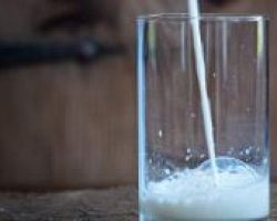 Γιατί πρέπει να πίνετε ένα ποτήρι γάλα, πριν ταξιδέψετε;