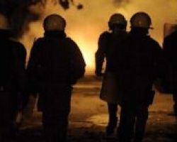 Μολότοφ και δύο συλλήψεις τη νύχτα στην περιοχή του Πολυτεχνείου