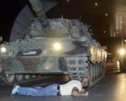 Αυτός είναι ο tankman του πραξικοπήματος -Τι λέει για τη στιγμή που έπεσε μπροστά στο άρμα