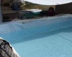 Αυτοσχέδια πισίνα έφτιαξαν οι πρόσφυγες -Στο κέντρο φιλοξενίας στα Γιαννιτσά [εικόνες]