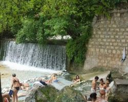 ΚΑΤΑΣΚΕΥΗ ΝΕΟΥ ΕΞΩΤΕΡΙΚΟΥ ΚΑΤΑΡΡΑΚΤΗ ΣΤΗΝ ΠΑΡΑΠΟΤΑΜΙΑ ΟΧΘΗ ΤΩΝ ΛΟΥΤΡΩΝ