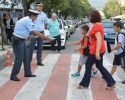 Ενημερωτικά φυλλάδια διένειμαν τροχονόμοι σε γονείς και μαθητές δημοτικών σχολείων σε περιοχές της Κεντρικής Μακεδονίας