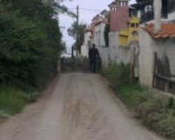 Ν. Επιβάτες Θεσσαλονίκης: Πολίτης έχτισε τοιχίο στη μέση ενός δρόμου – Τι δηλώνει ο δήμαρχος