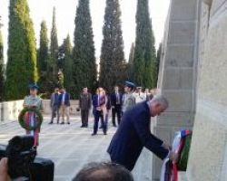 ΕΠΙΣΚΕΨΗ ΠΡΟΕΔΡΟΥ ΣΕΡΒΙΚΗΣ ΔΗΜΟΚΡΑΤΙΑΣ ΣΤΑ ΣΥΜΜΑΧΙΚΑ ΝΕΚΡΟΤΑΦΕΙΑ ΤΟΥ ΖΕΙΤΕΝΛΙΚ