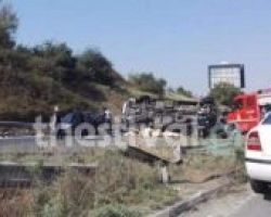 Τραγωδία στη Θεσσαλονίκη: Νταλίκα μπήκε στο αντίθετο ρεύμα -1 νεκρός, 5 τραυματίες [εικόνες]