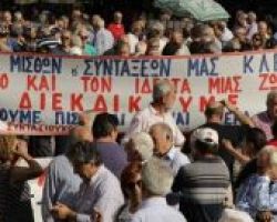 Ενταση και χημικά έξω από το Μαξίμου στην πορεία των συνταξιούχων