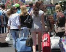 Σήμα κινδύνου για τον τουρισμό -Αυξάνονται οι αφίξεις, βυθίζονται τα έσοδα
