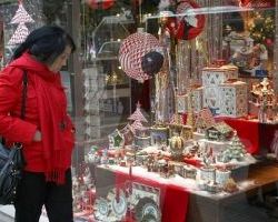 Από σήμερα ξεκινά το εορταστικό ωράριο των καταστημάτων
