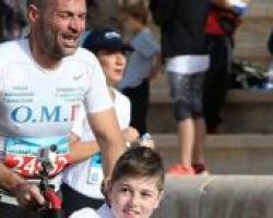 Συγκλονίζει η φωτογραφία του δάσκαλου που τρέχει με τον παραπληγικό μαθητή του στον Μαραθώνιο