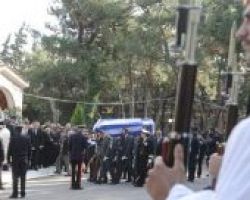 Αυτή την ώρα η κηδεία του Κωστή Στεφανόπουλου -Με τιμές αρχηγού κράτους [εικόνες]