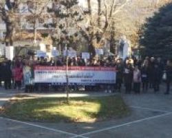 Συγκέντρωση – Διαμαρτηρία μελών του ΚΔΑΠ ΑμεΑ «ΟΡΙΖΟΝΤΑΣ» και του Συλλόγου Γονέων και Ατόμων με ειδικές ανάγκες Έδεσσας στο Διοικητήριο με αφορμή την 3η Δεκεμβρίου