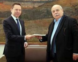 Παράδοση στον Πρόεδρο της Βουλής της Ενδιάμεσης Έκθεσης της Τράπεζας της Ελλάδος  για τη Νομισματική Πολιτική