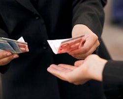 Τους τσάκωσαν τη στιγμή που ζητούσαν 25.000 ευρώ από 66χρονο για δήθεν τροχαίο της κόρης του