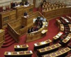 Βουλή: Υπερψηφίστηκαν οι διατάξεις για την ίση αντιμετώπιση των ομόφυλων ζευγαριών -«Οχι» και απουσίες από τους ΑΝΕΛ