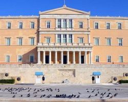 Γραφείο προϋπολογισμού Βουλής: Πτώχευση ή 4ο μνημόνιο το 2018