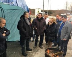 Ο ΠΕΡΙΦΕΡΕΙΑΡΧΗΣ ΚΕΝΤΡΙΚΗΣ ΜΑΚΕΔΟΝΙΑΣ ΑΠΟΣΤΟΛΟΣ  ΤΖΙΤΖΙΚΩΣΤΑΣ ΣΤΟ ΜΠΛΟΚΟ ΤΩΝ ΑΓΡΟΤΩΝ