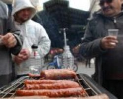 Η Θεσσαλονίκη ετοιμάζεται να τσικνίσει -Sold out οι ταβέρνες από το μεσημέρι
