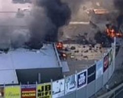 Αεροπλάνο συνετρίβη στην οροφή εμπορικού κέντρου στη Μελβούρνη