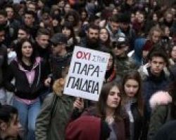 Ενταση στο μαθητικό συλλαλητήριο στην Αθήνα [εικόνες]