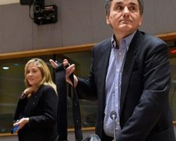 Οι πιστωτές επιμένουν για μεγάλες μειώσεις σε συντάξεις-αφορολόγητο