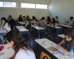 Πανελλαδικές: Κόβουν εισακτέους γιατρούς και βάζουν… κλωστοϋφαντουργούς