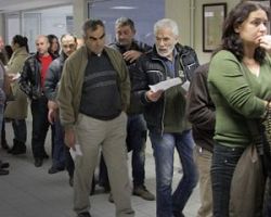 Τριπλός εφιάλτης από κατασχέσεις, «χαράτσια» στους μισθούς και έμμεσους φόρους