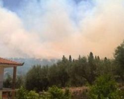 Σε εξέλιξη μεγάλη φωτιά στην Κορώνη Μεσσηνίας