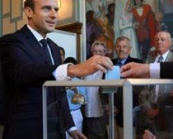 Συντριπτική πλειοψηφία για τον Μακρόν, ρεκόρ ή αποχή