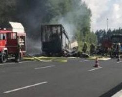 Φοβερό τροχαίο λεωφορείου με φορτηγό στη Γερμανία