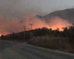 Σε πύρινο κλοιό η Μάνη – κάηκαν σπίτια