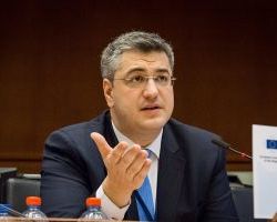Τζιτζικώστας προς Τσίπρα: «Η Δημοκρατία δεν είναι γραβάτα για να τη φοράς μόνο όποτε βολεύει»