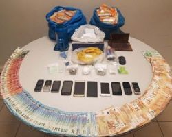 Συνελήφθη ηγετικό στέλεχος συμμορίας και ένα ζευγάρι που πουλούσαν κοκαΐνη στη Θεσσαλονίκη – Τι βρήκαν στο σπίτι τους