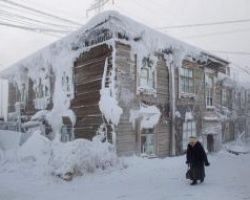 Εντυπωσιακές φωτογραφίες από το πιο κρύο χωριό στον κόσμο. Όποιος μείνει 60 δευτερόλεπτα γυμνός στο δρόμο, πεθαίνει