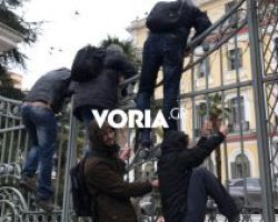 Ένταση για τους πλειστηριασμούς έξω από το Υπουργείο Μακεδονίας – Θράκης
