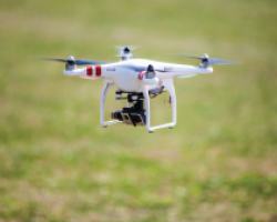 Θεσσαλονίκη: Με drone ενημερώνονται οι πολίτες στην παραλία για τα μέτρα κατά του ιού