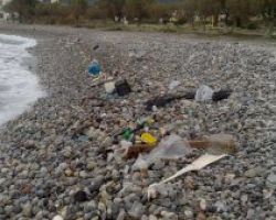 Εντατικοποίηση των μέτρων πρόσληψης ρύπανσης παραλιών από την Περιφέρεια