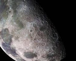 H NASA βρήκε νερό στη σκοτεινή πλευρά του φεγγαριού