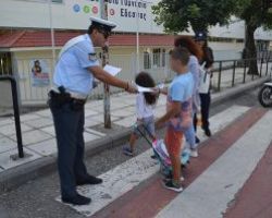 Αστυνομικοί μοίρασαν φυλλάδια κυκλοφοριακής αγωγής σε μαθητές πριν το πρώτο χτύπημα του κουδουνιού